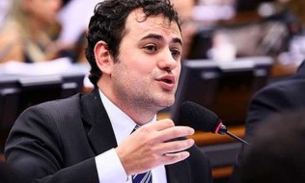 Deputado Glauber Braga protocola requerimento de informações sobre editais