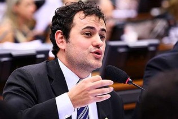 Deputado Glauber Braga protocola requerimento de informações sobre editais